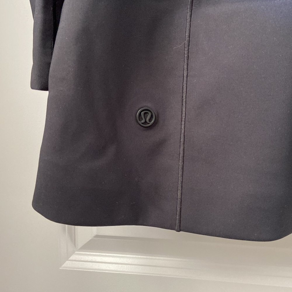 Lululemon womens black raincoat size 8 - Picture 3 of 4